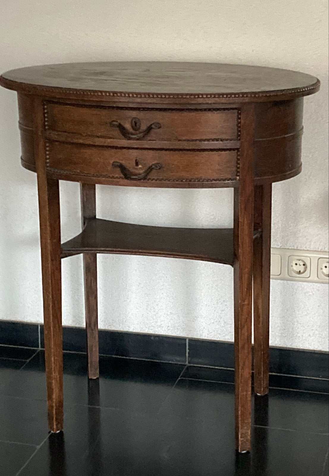 Antieke ovale sidetable met lades en plankje eronder, Antiek en Kunst, Ophalen