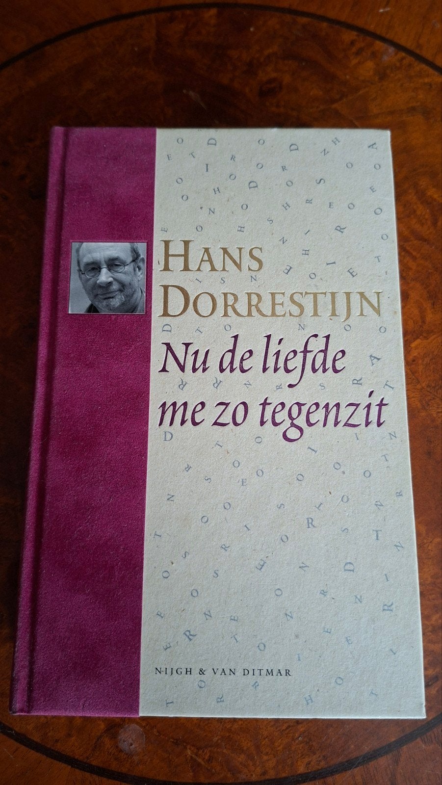Hans Dorrestijn - Nu de liefde me zo tegenzit (met CD), Gelezen, Ophalen of Verzenden, Nederland, Hans Dorrestijn
