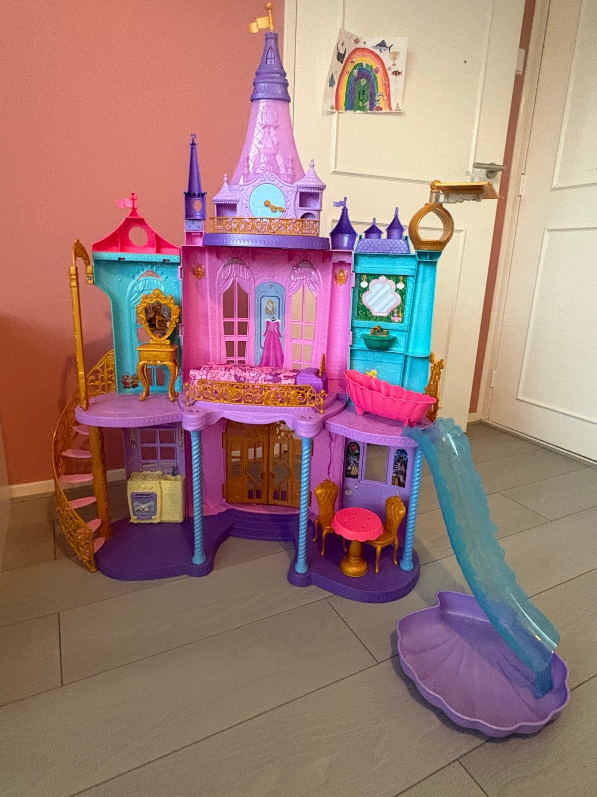 Groot prinsessenkasteel met glijbaan en accessoires, Ophalen, Zo goed als nieuw, Poppenhuis