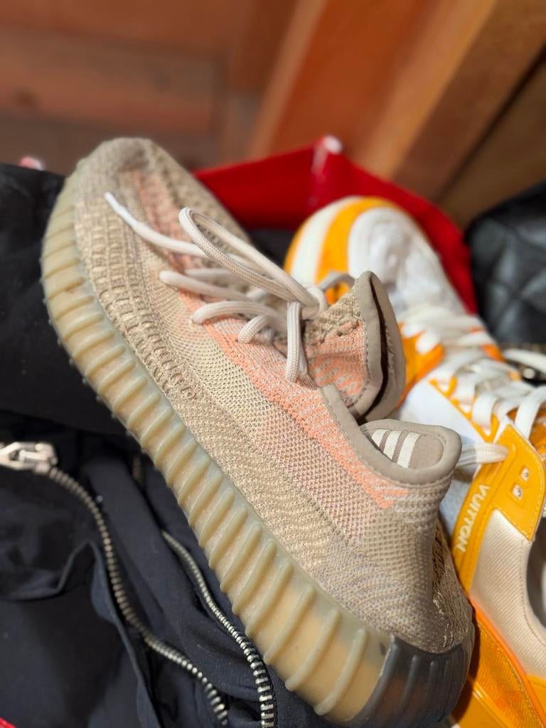 Adidas Yeezy Boost 350 V2 'Light' 44, Kleding | Heren, Schoenen, Ophalen of Verzenden, Zo goed als nieuw, Overige kleuren