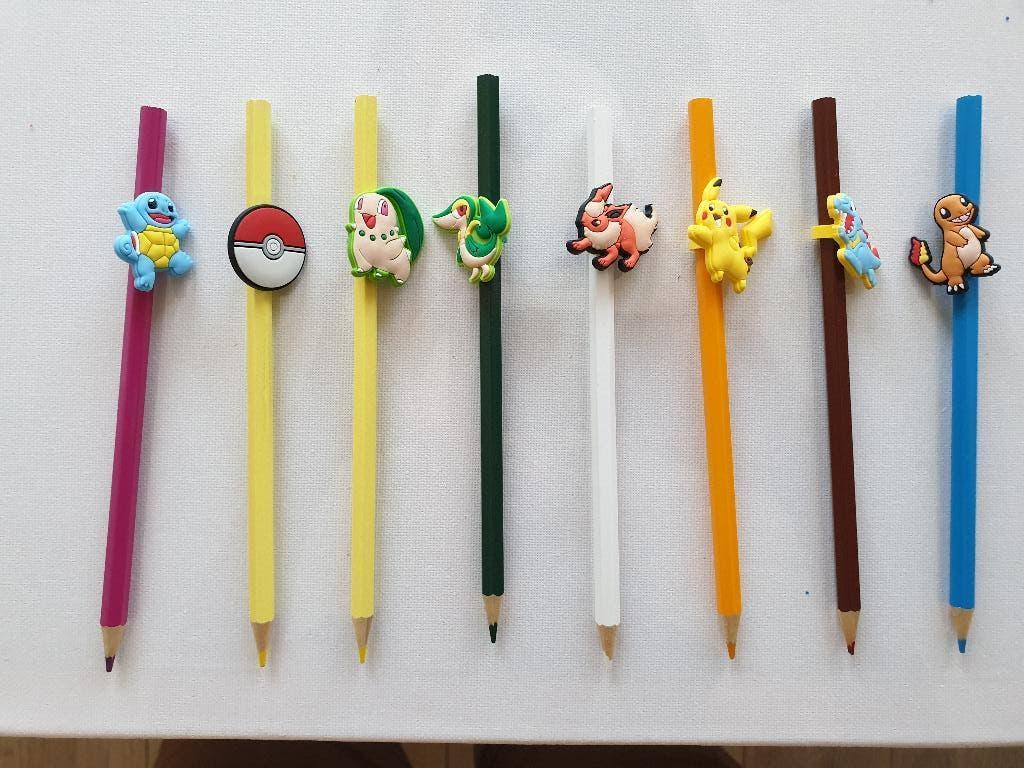 8 nieuwe diverse pokemon potlood hangers, leuk als traktatie, Ophalen of Verzenden, Nieuw, Feestartikel, Verjaardag