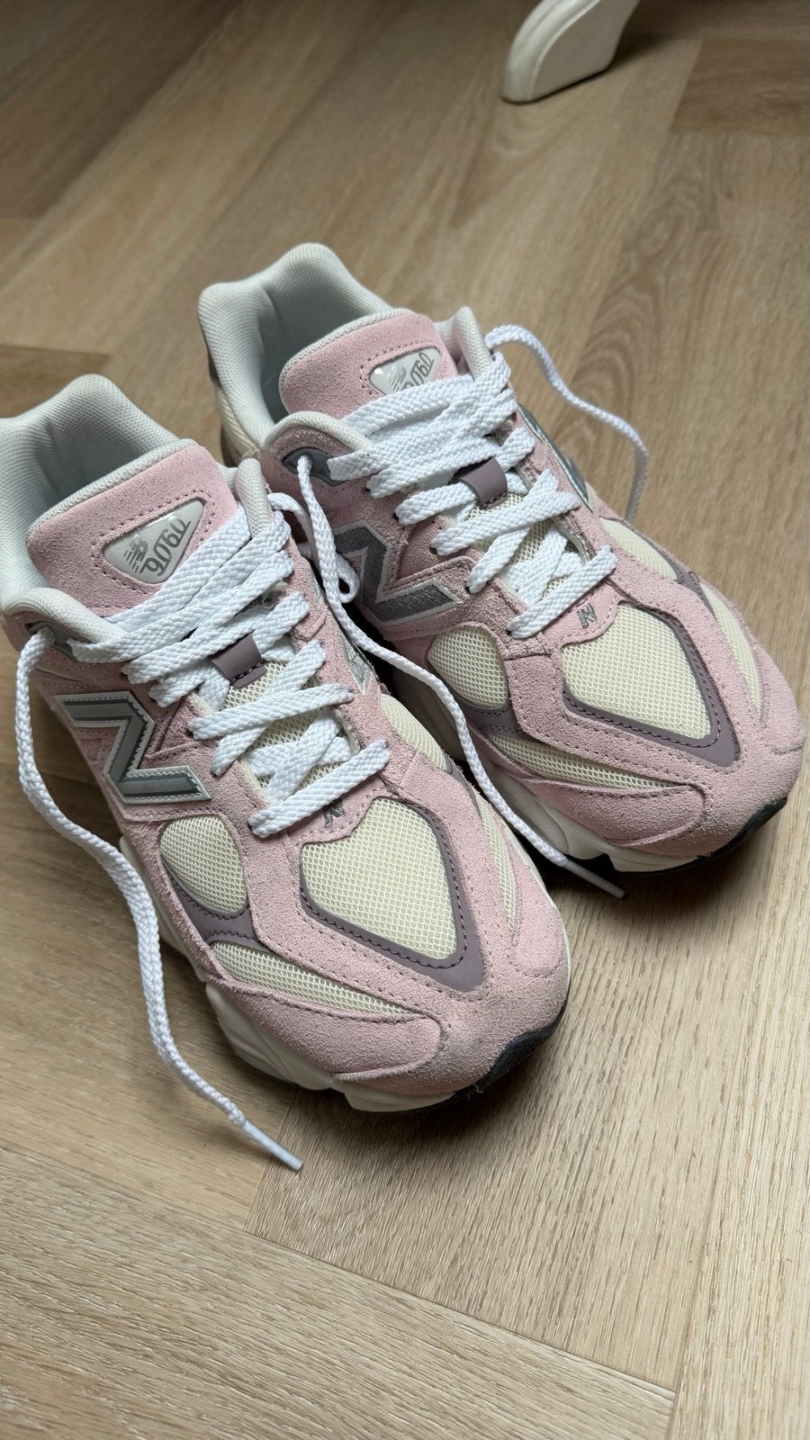 New Balance 9060 Roze Sneakers 37.5, Ophalen of Verzenden, Zo goed als nieuw, Roze, Sneakers of Gympen