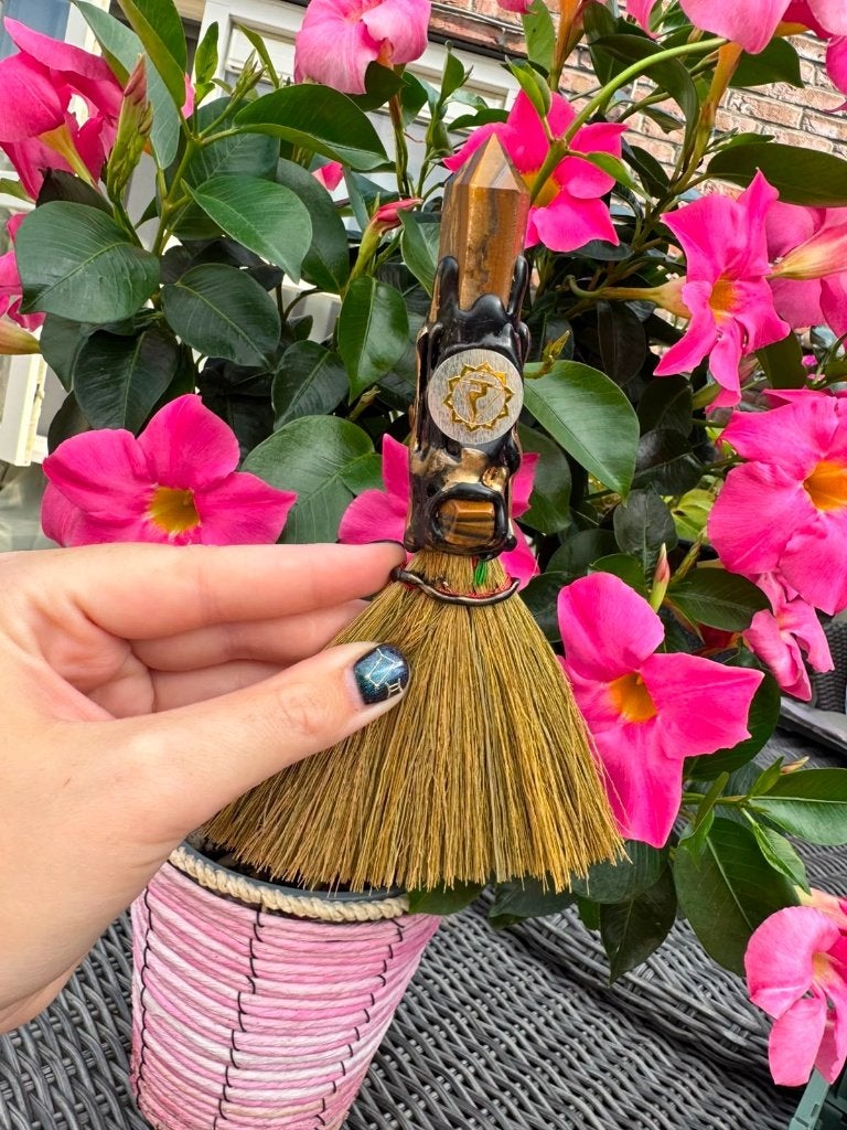 Tiger Eye Witch Broom • Solar Plexus Chakra, Ophalen of Verzenden, Mineraal