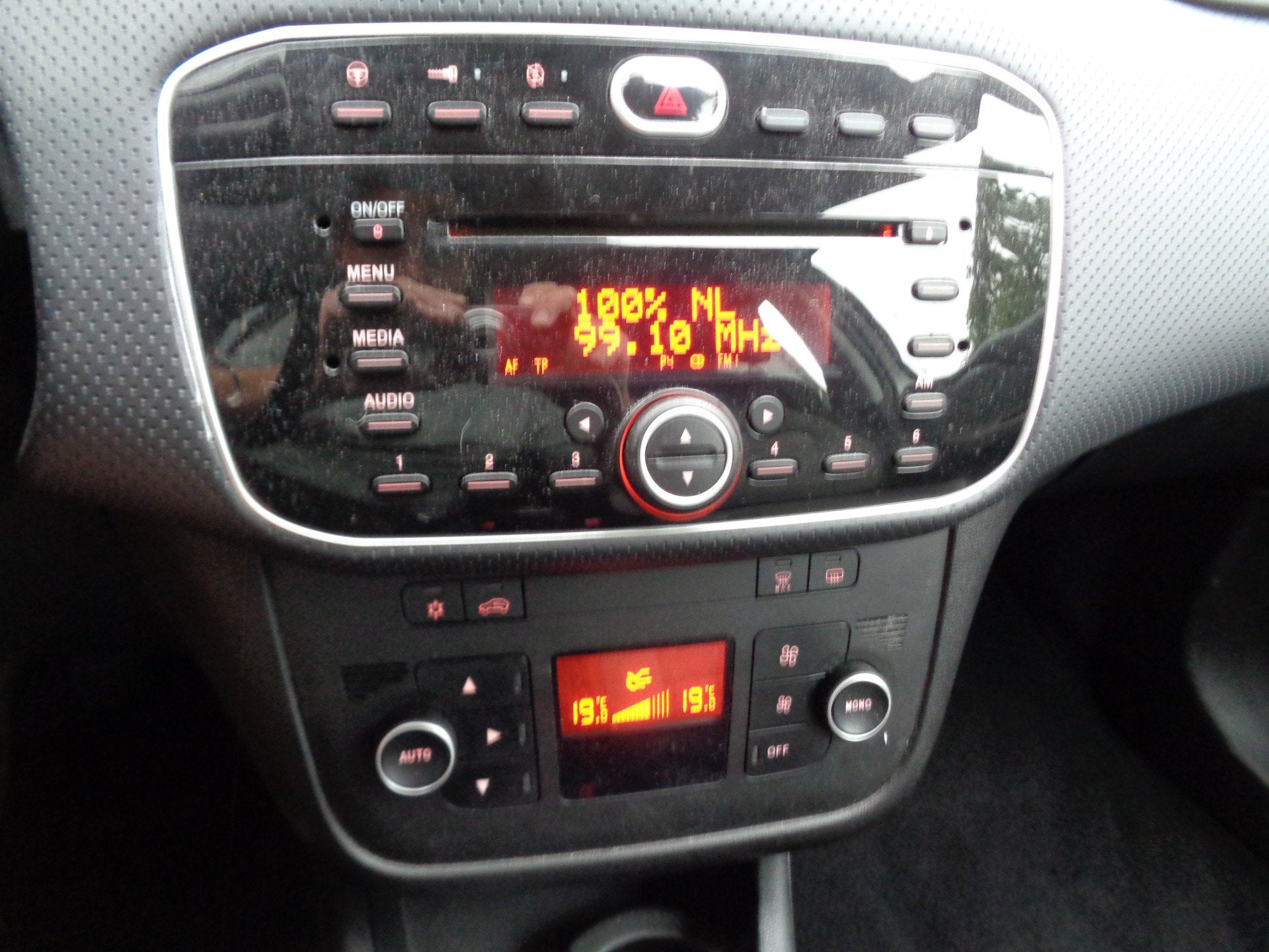 Fiat Punto Evo 1.3 M-Jet Dynamic Clima Cruise LMV Navi 5DRS, Auto's, Voorwielaandrijving, Euro 5, Gebruikt, Navigatiesysteem