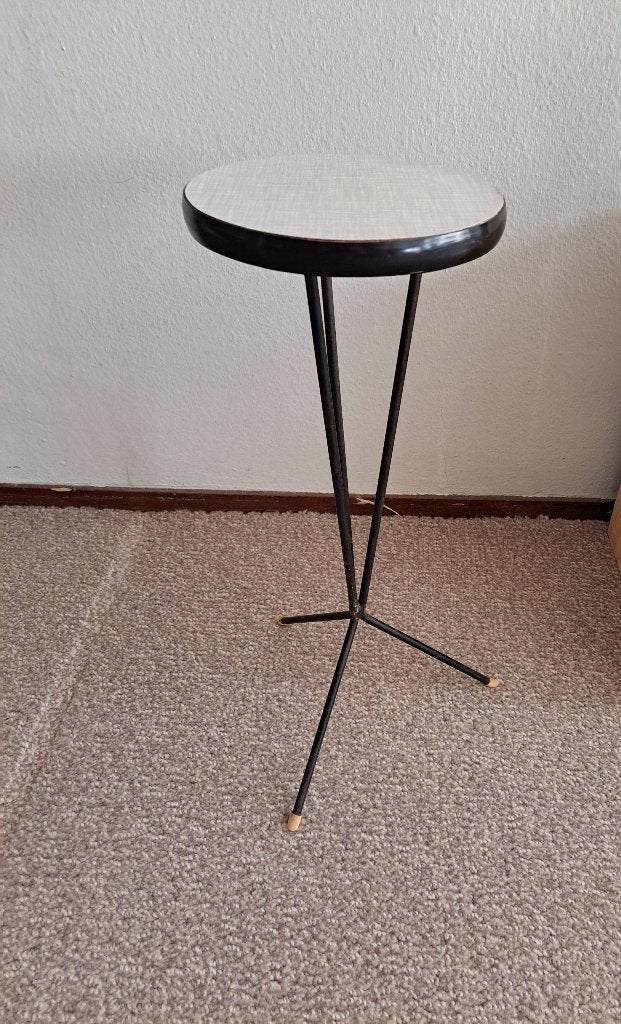Vintage driepoot bijzettafeltje uit de jaren 50, Gebruikt, Metaal of Aluminium, Rond, 55 tot 75 cm
