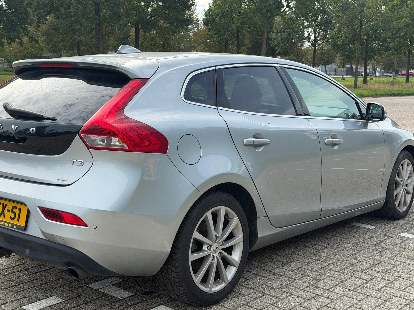 Volvo V40 1.6 T3 150PK 2013 Grijs, Auto's, Voorwielaandrijving, 1596 cc, 4 cilinders, Origineel Nederlands