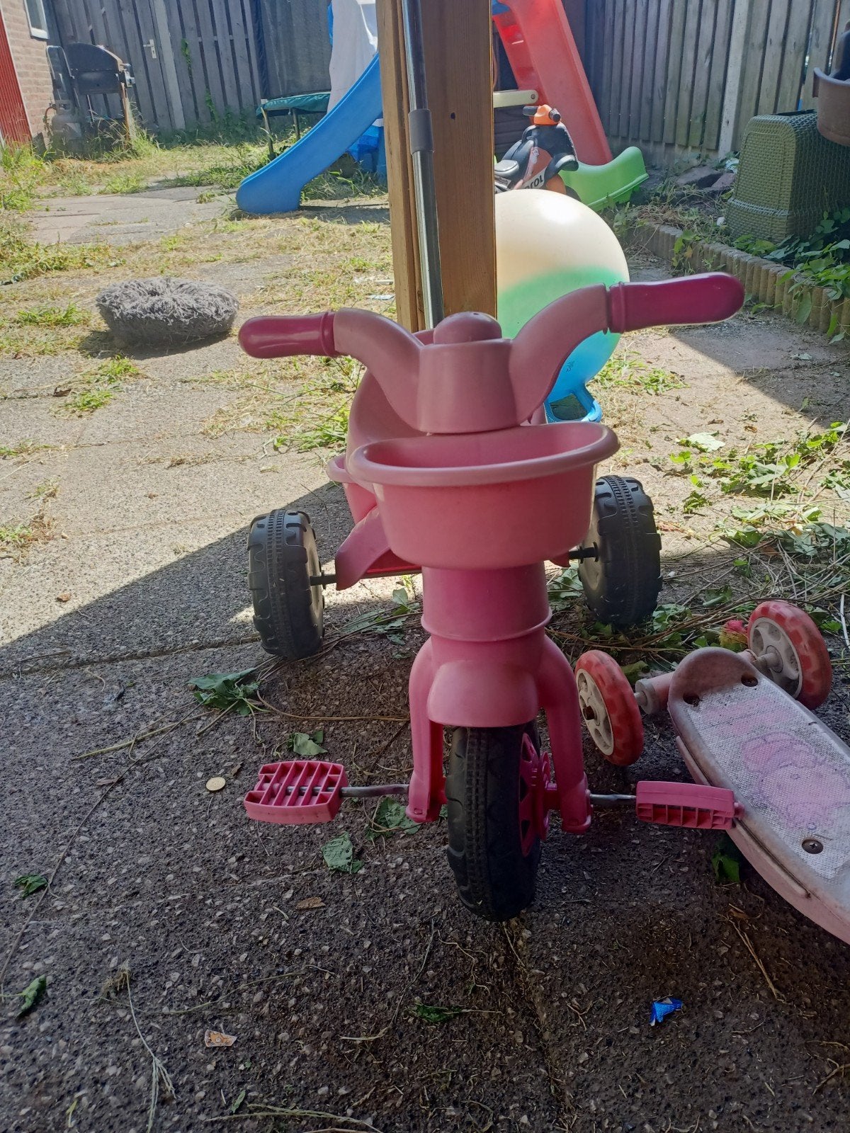 Roze driewieler met duwstang en mandjes, Ophalen, Gebruikt, Trapvoertuig