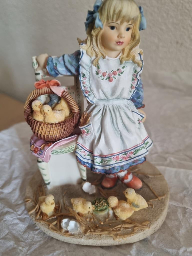 Mooi beeldje met kuikentjes merk Christine Hatched, Verzamelen, Ophalen, Zo goed als nieuw, Mens