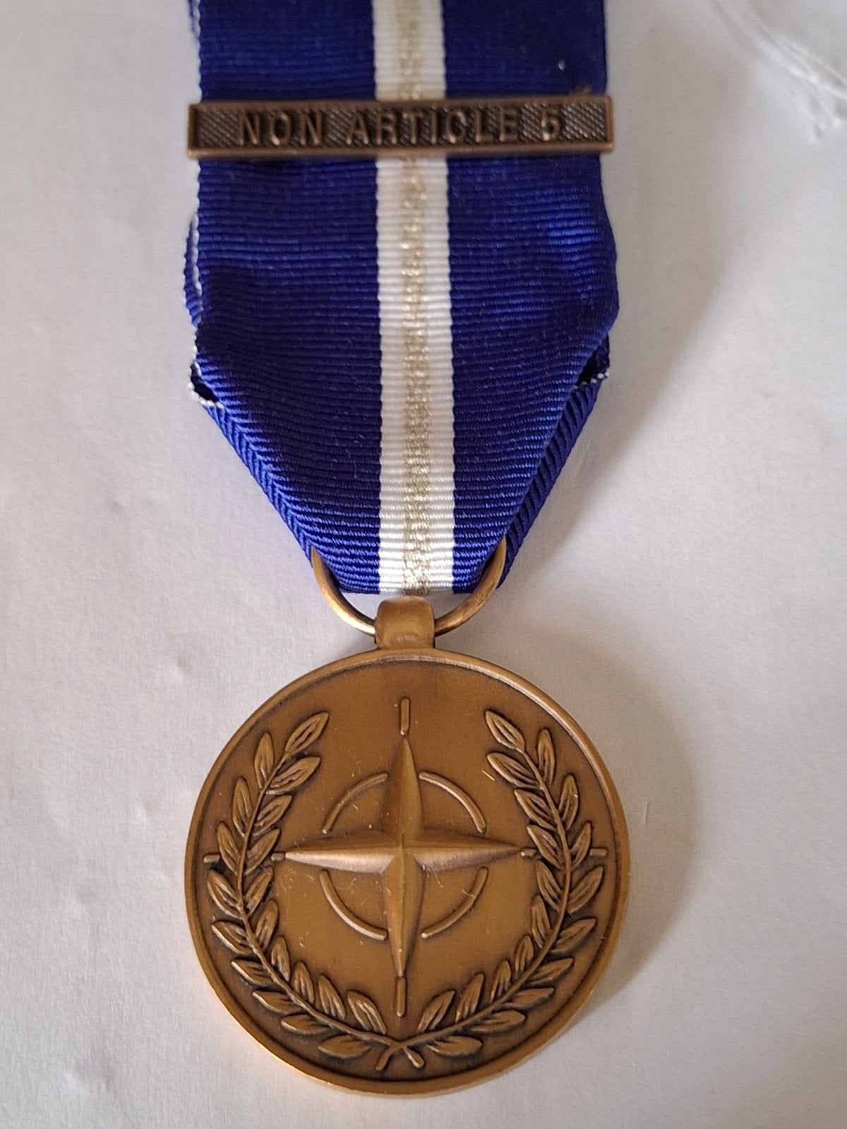 Medaille NATO non article 5, Ophalen of Verzenden, Landmacht, Nederland, Lintje, Medaille of Wings