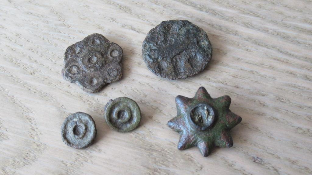 Fibula's schijf model / lotje 5 stuks / Friese bodemvondsten, Antiek en Kunst, Antiek | Koper en Brons, Ophalen of Verzenden, Brons
