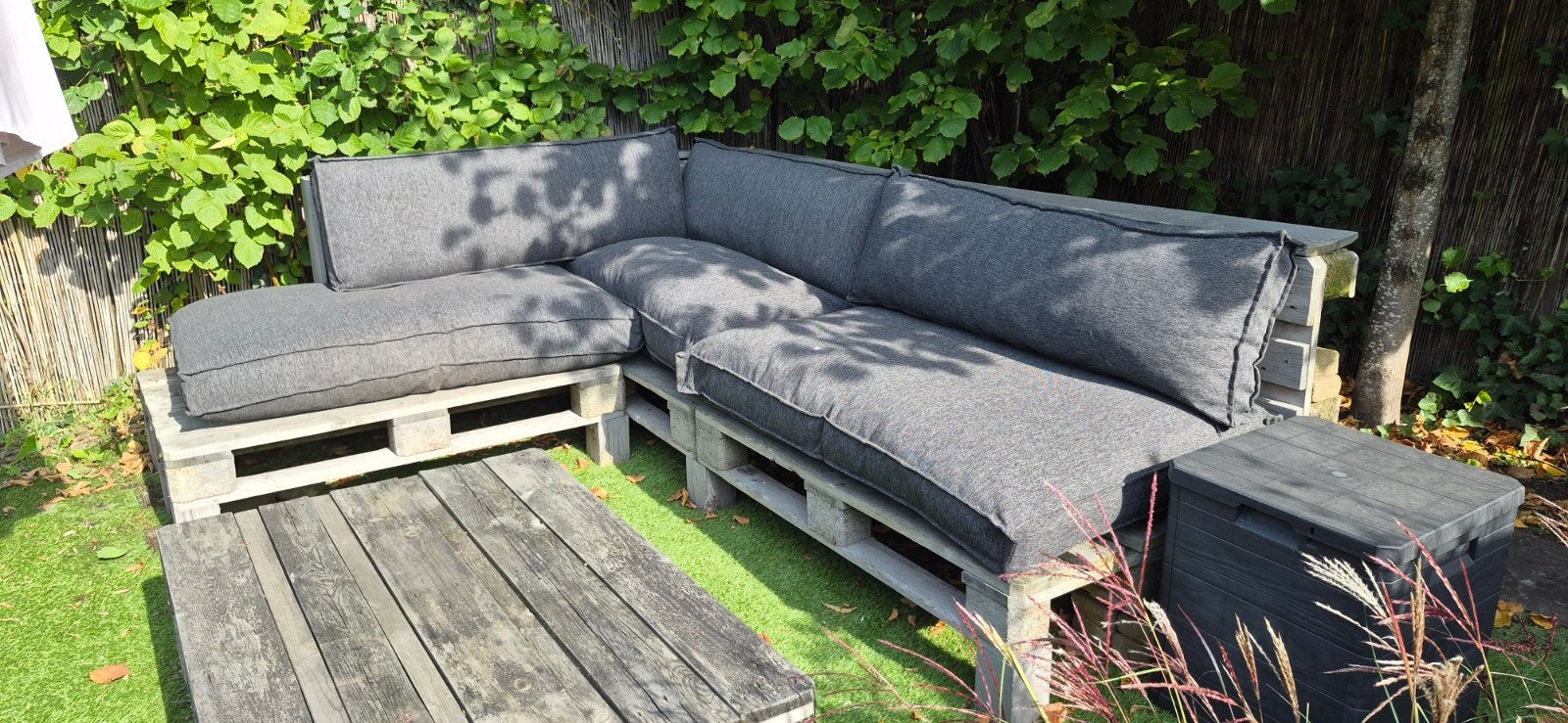 Pallet loungeset met antracietgrijze kussens, Ophalen, 5 zitplaatsen, Gebruikt, Bank