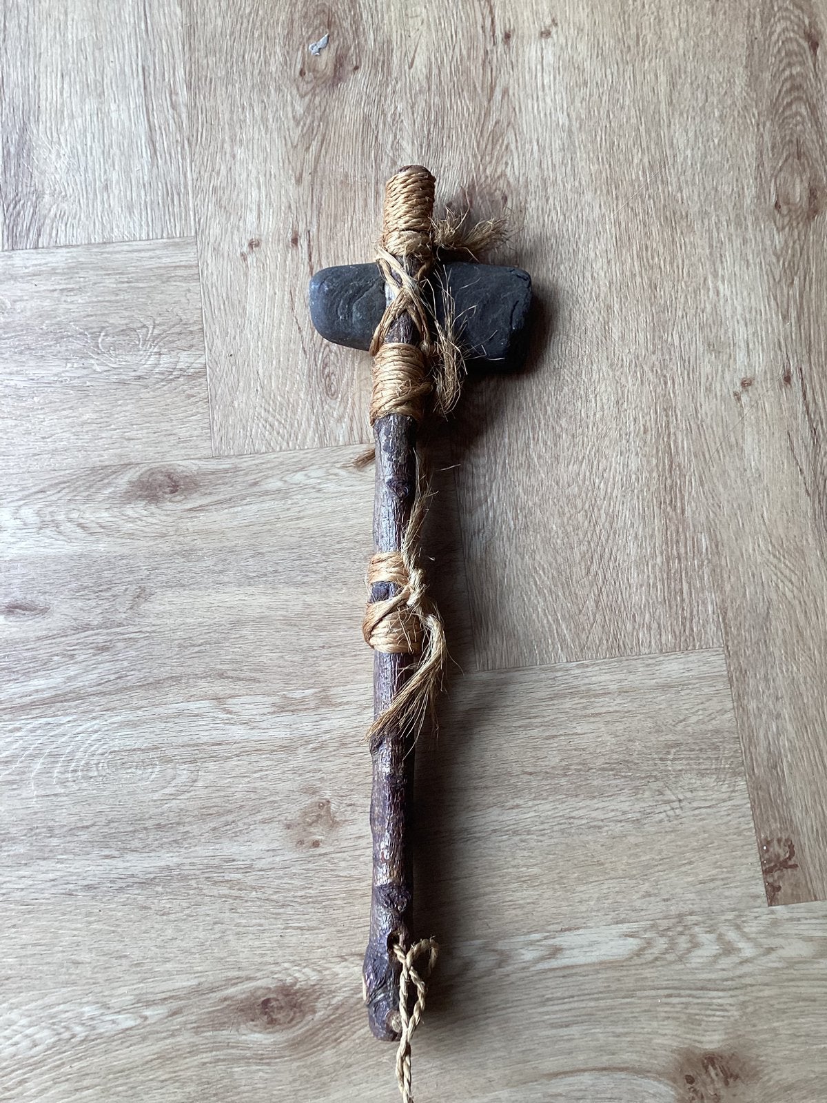 Stenen bijl met houten handvat, Doe-het-zelf en Verbouw, Gereedschap | Handgereedschap, Ophalen of Verzenden, Gebruikt
