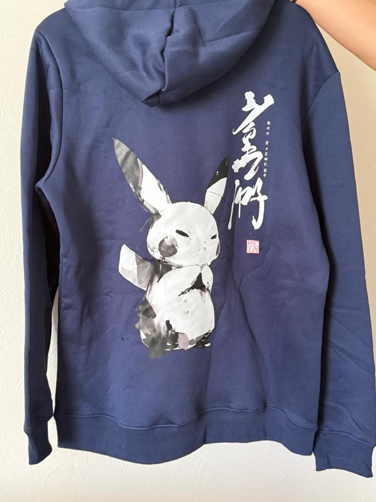 Donkerblauwe hoodie met Pikachu print (maat M), Ophalen of Verzenden, Zo goed als nieuw, Maat 38/40 (M), Blauw