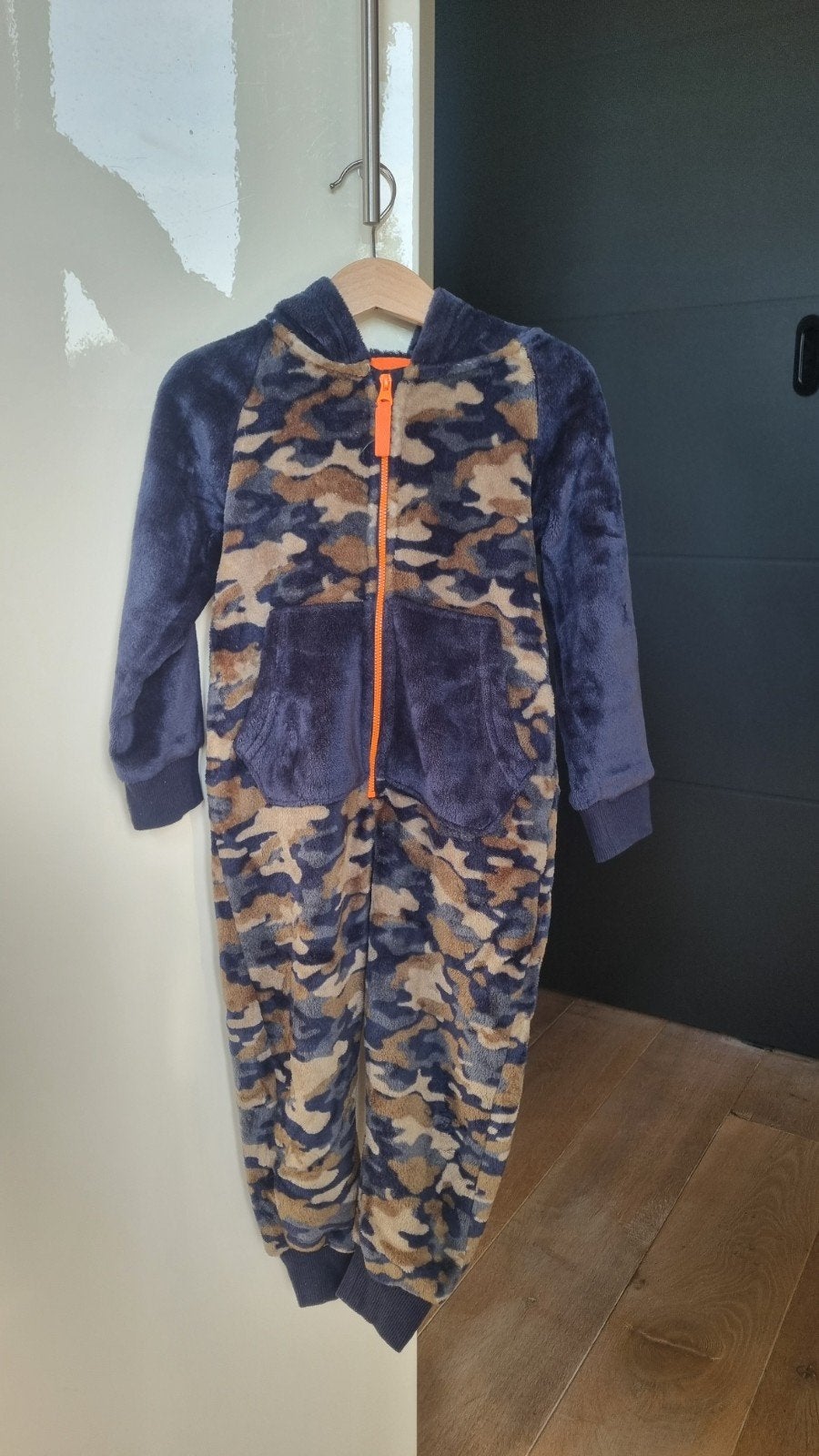 WE Onesie Camouflage Maat 98/104, Nacht- of Onderkleding, WE, Jongen of Meisje, Ophalen of Verzenden