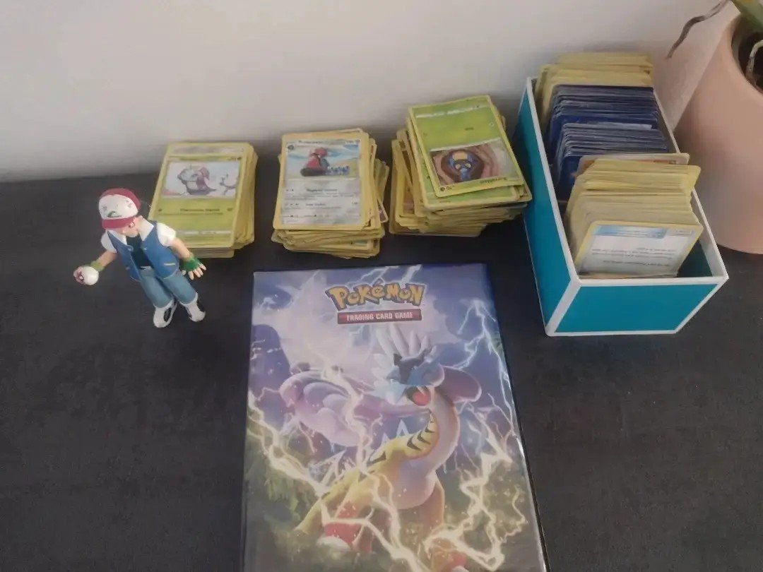 Grote Pokémon kaartenverzameling met map ash en Pikachu V, Ophalen
