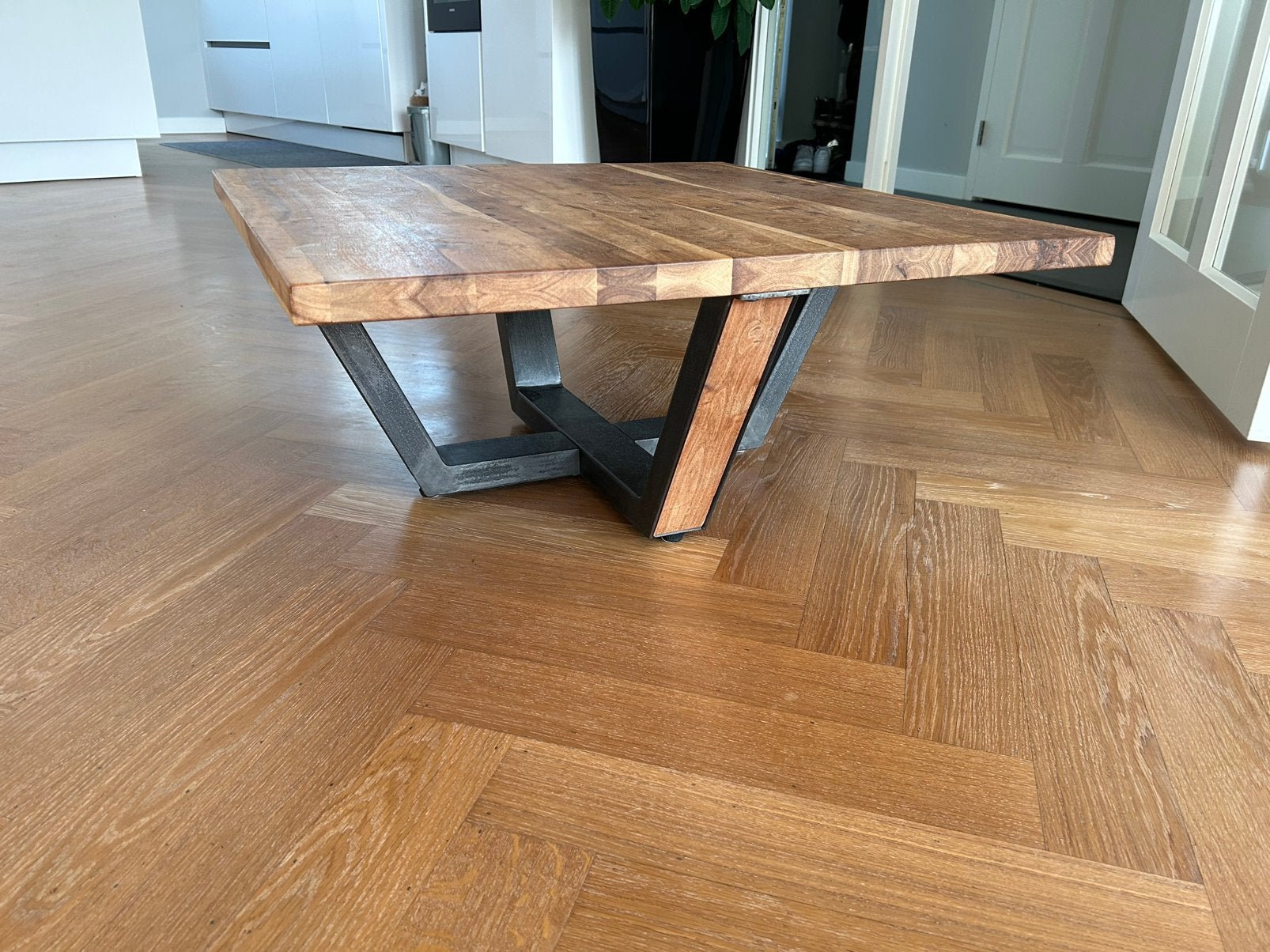 Houten salontafel 80x80 met zwart metalen/houten poten, Ophalen, 50 tot 100 cm, Vierkant, Zo goed als nieuw