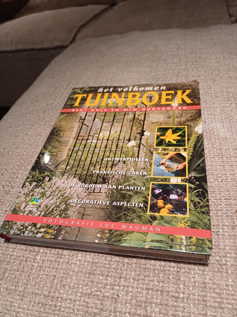 Het volkomen tuinboek - Bert Huls en Wim Oudshoorn, Ophalen of Verzenden, Gelezen, Bert Huls en Wim Oudshoorn, Tuinieren en Tuinplanten