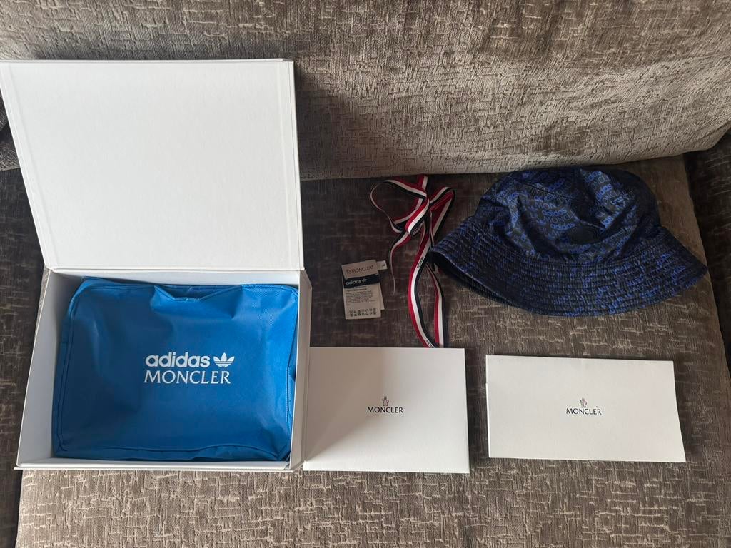 Adidas x Moncler reversible hat – maat L – nieuwprijs €350, Ophalen of Verzenden, Zo goed als nieuw