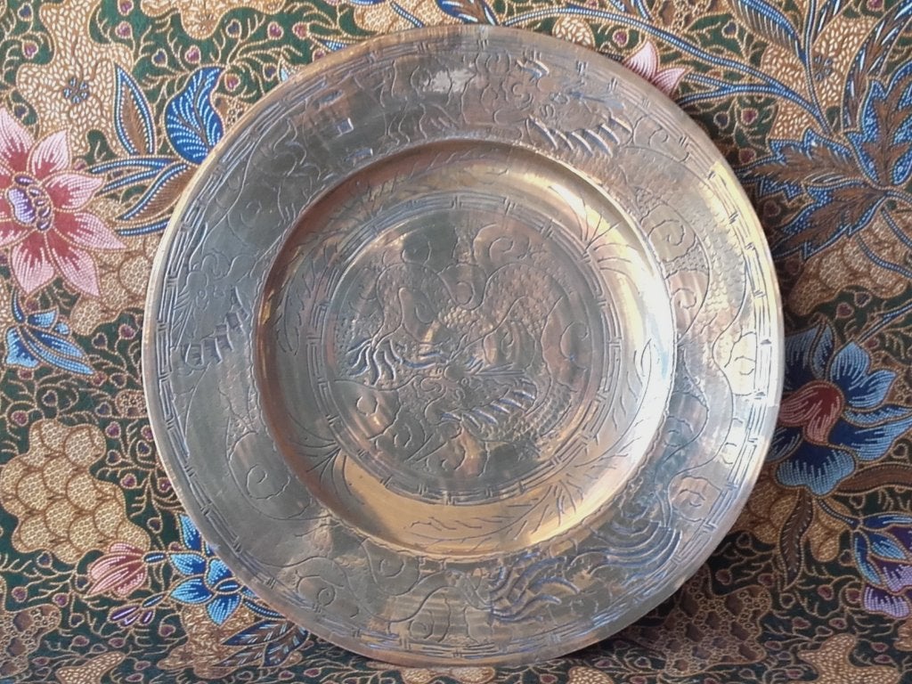 Mooi antiek Chinees bord van bewerkt koper met draken 25 cm., Antiek en Kunst, Ophalen of Verzenden, Handgemaakt