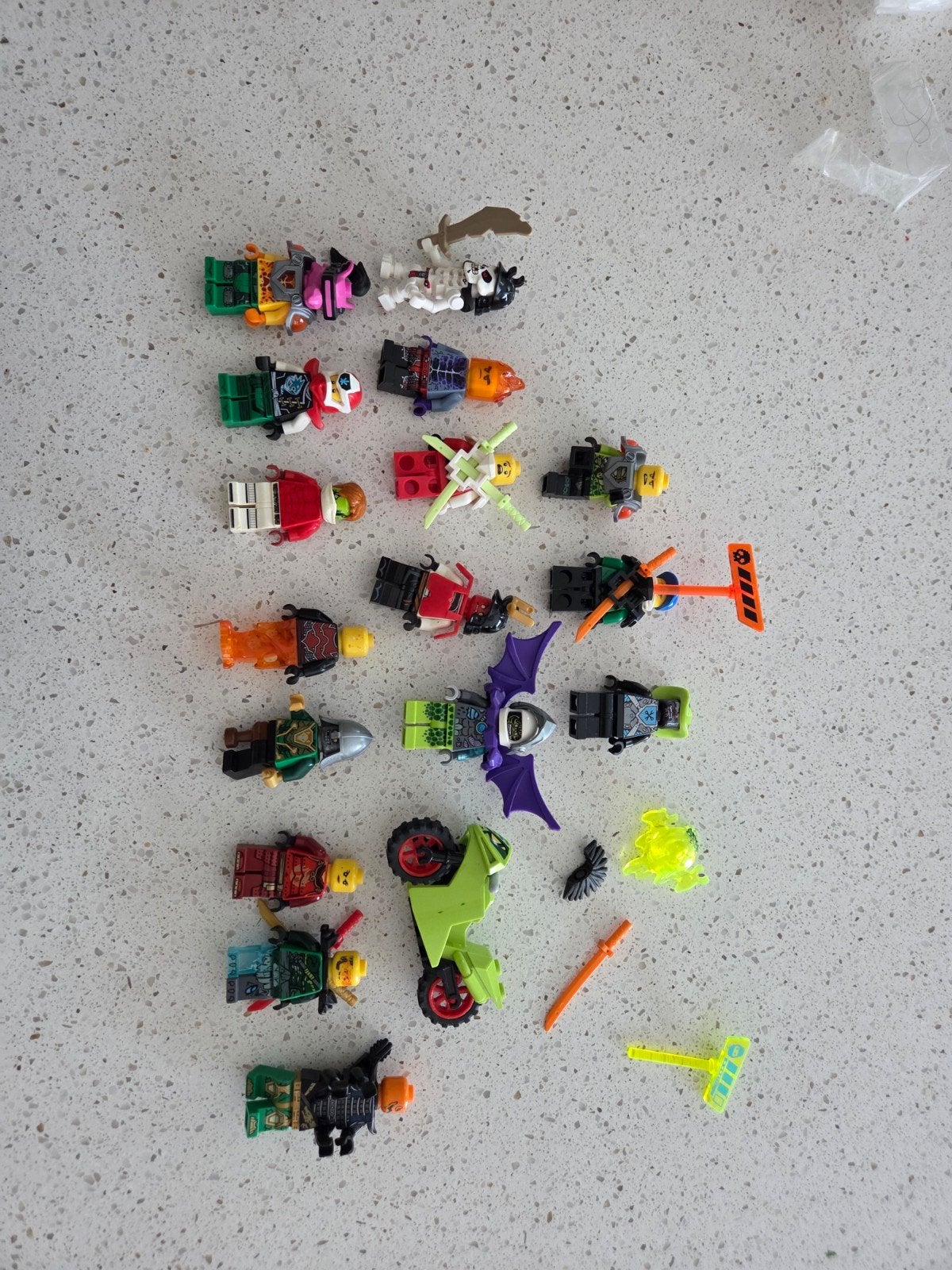 16 lego poppetjes en accessoires, Ophalen of Verzenden, Zo goed als nieuw, Lego