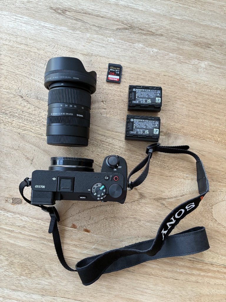 Sony A6700 + Sigma 18-50mm F/2.8 | Zeer nette complete set, Audio, Tv en Foto, Fotocamera's Digitaal, Ophalen, Screenprotector