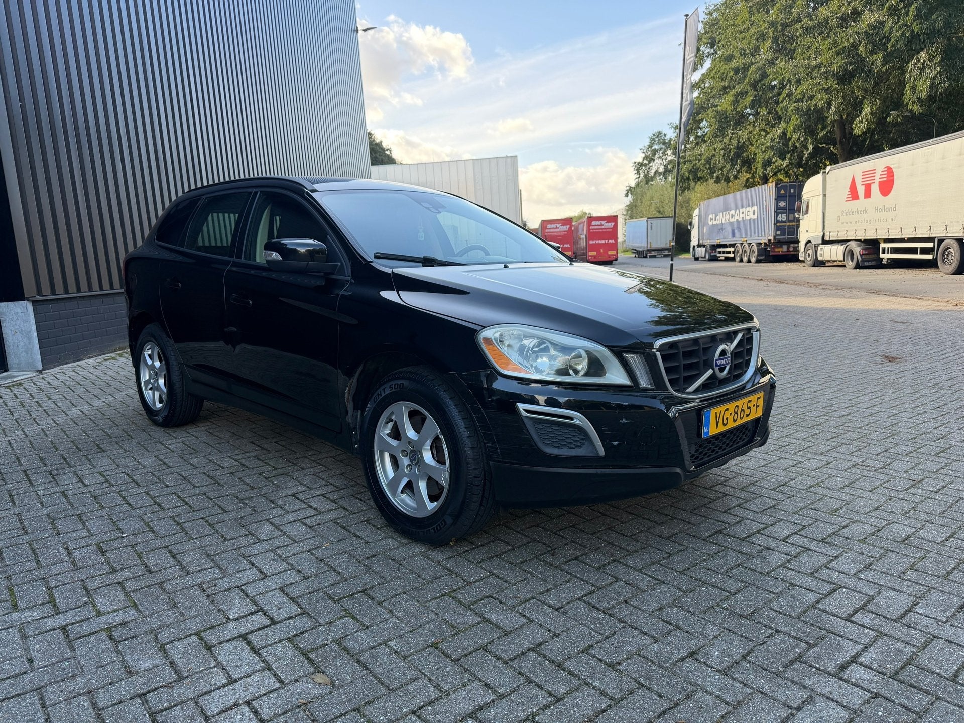 Volvo XC60 2.4 D5 Momentum AUT NW APK GRIJS KENTEKEN, Auto's, 1780 kg, Gebruikt, 163 pk, Bedrijf