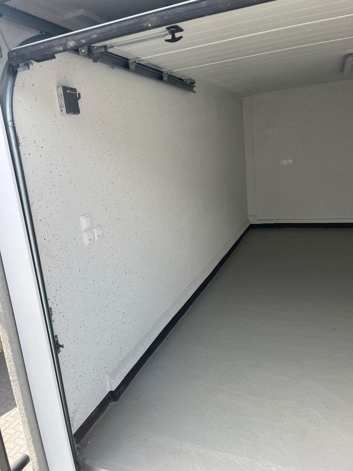 Garagebox inclusief parkeerplek te  huur in Weert