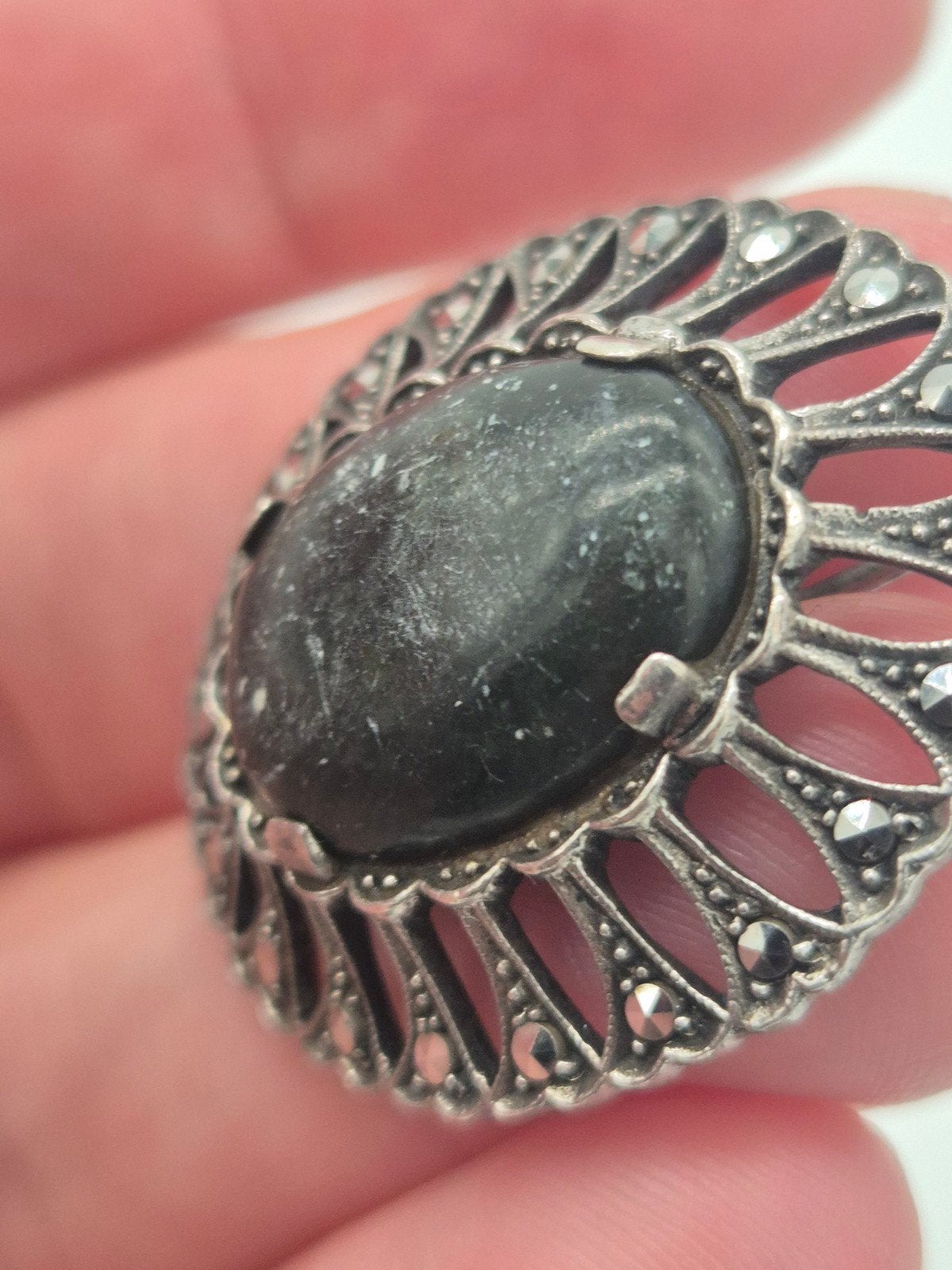 Vintage Zilveren Broche met Markasiet en Groene Steen, 4 tot 7 cm, Gebruikt, Verzenden, Met edelsteen