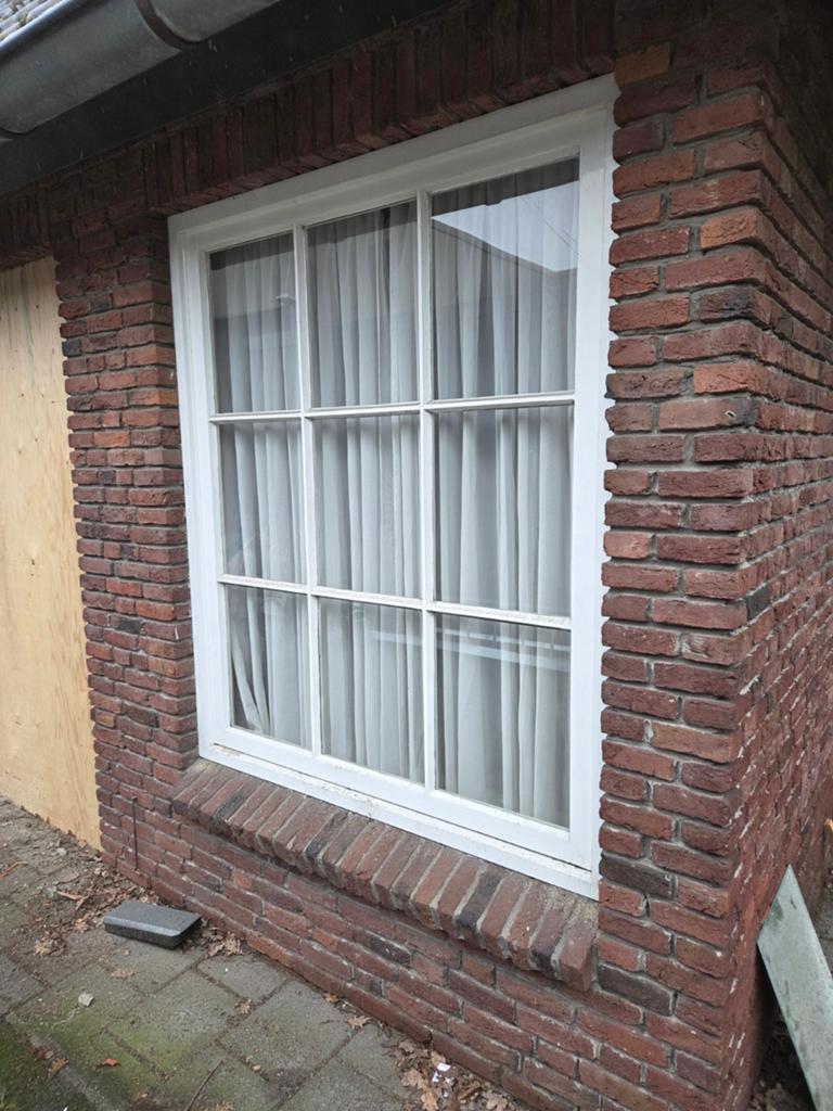 2 houten kozijnen met enkelglas 150x180cm gratis af te halen, Doe-het-zelf en Verbouw, Glas en Ramen, Ophalen, Gevelraam of Ruit