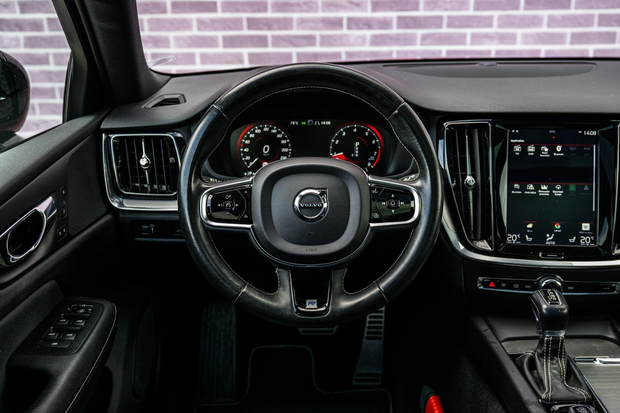 Volvo V60 2.0 T4 R-Design | Trekhaak | Panoramadak | Achteru, 12 maanden, Euro 6, Verwarmde buitenspiegels, Origineel Nederlands