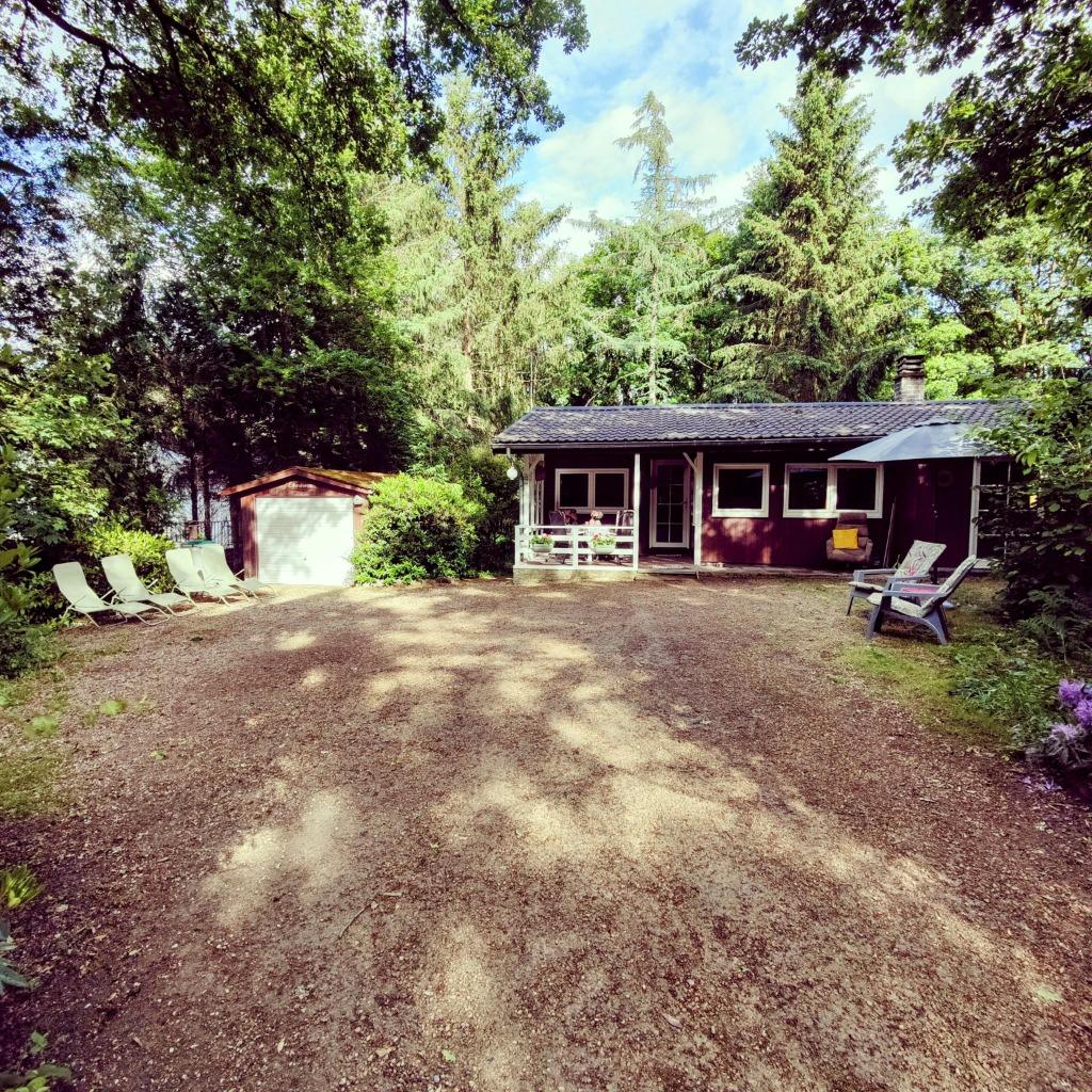 VRIJSTAAND 4p.chalet bij bos 5 km.DURBUY honden=ok omh.tuin, Vakantie, Vakantiehuizen | België, In bos, 2 slaapkamers, Wasmachine