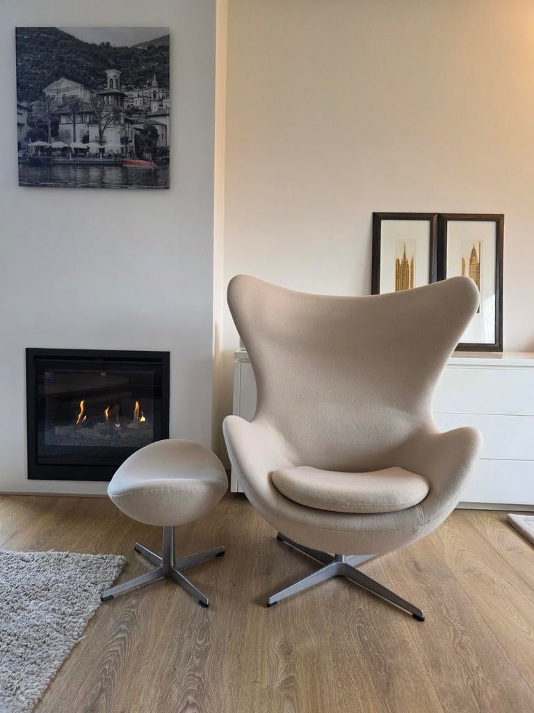 Fritz Hansen Egg Chair + Footstool design Arne Jacobsen, Ophalen of Verzenden, 75 tot 100 cm, Stof, 50 tot 75 cm