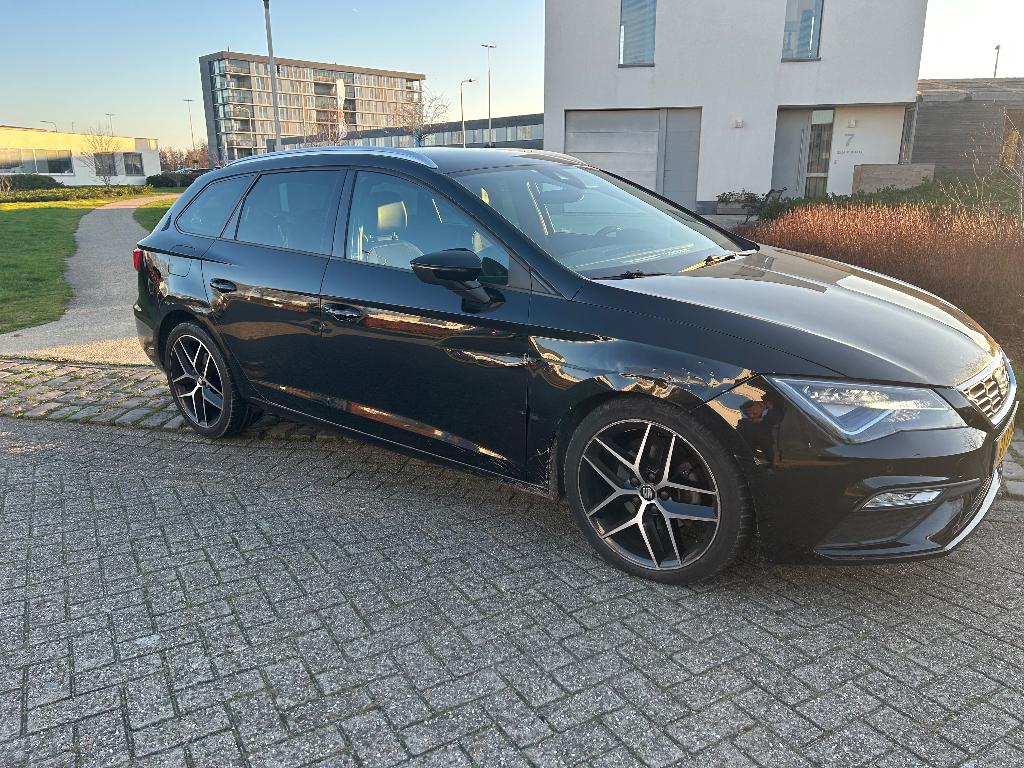 Seat Leon 1.4 Ecotsi 150pk Dsg-7 2018 Zwart zijschade, Auto's, Seat, Zwart, 4 cilinders, Leon, Leder en Stof