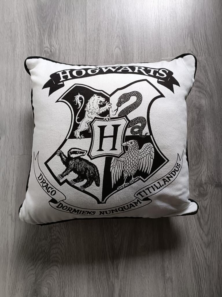 Harry Potter Kussen - Hogwarts Wapen, Huis en Inrichting, Ophalen of Verzenden, Zo goed als nieuw, Wit, Vierkant