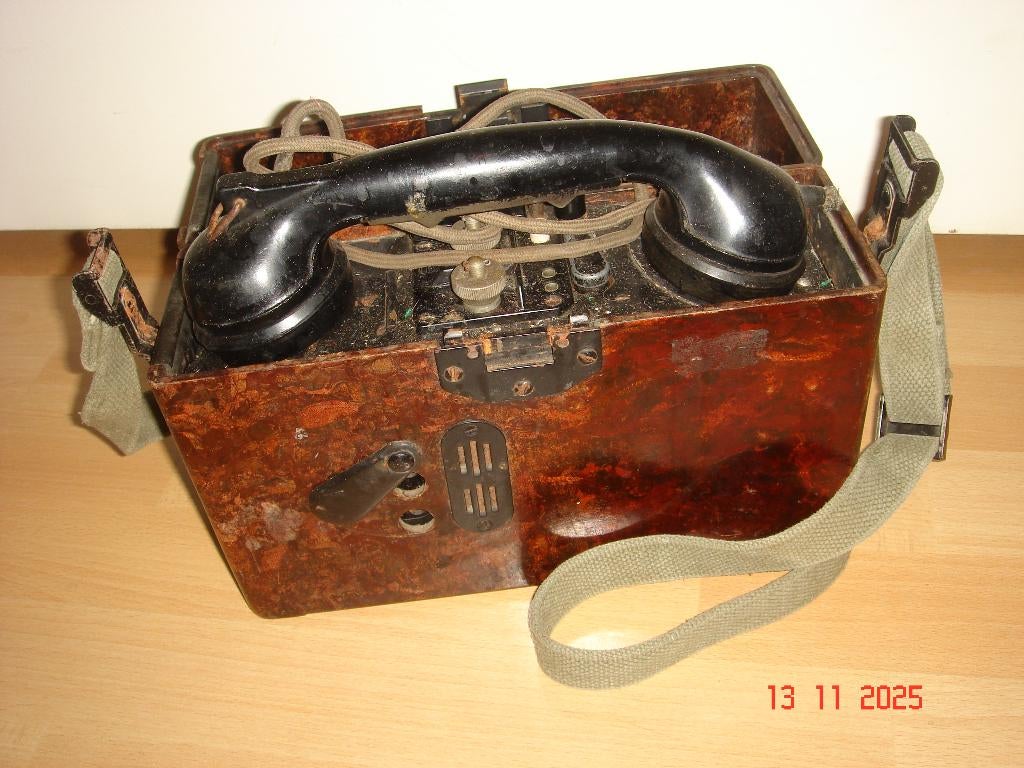 Duitse veldtelefoon uit de Tweede Wereldoorlog met draagriem, Ophalen of Verzenden, Landmacht, Duitsland, Overige typen