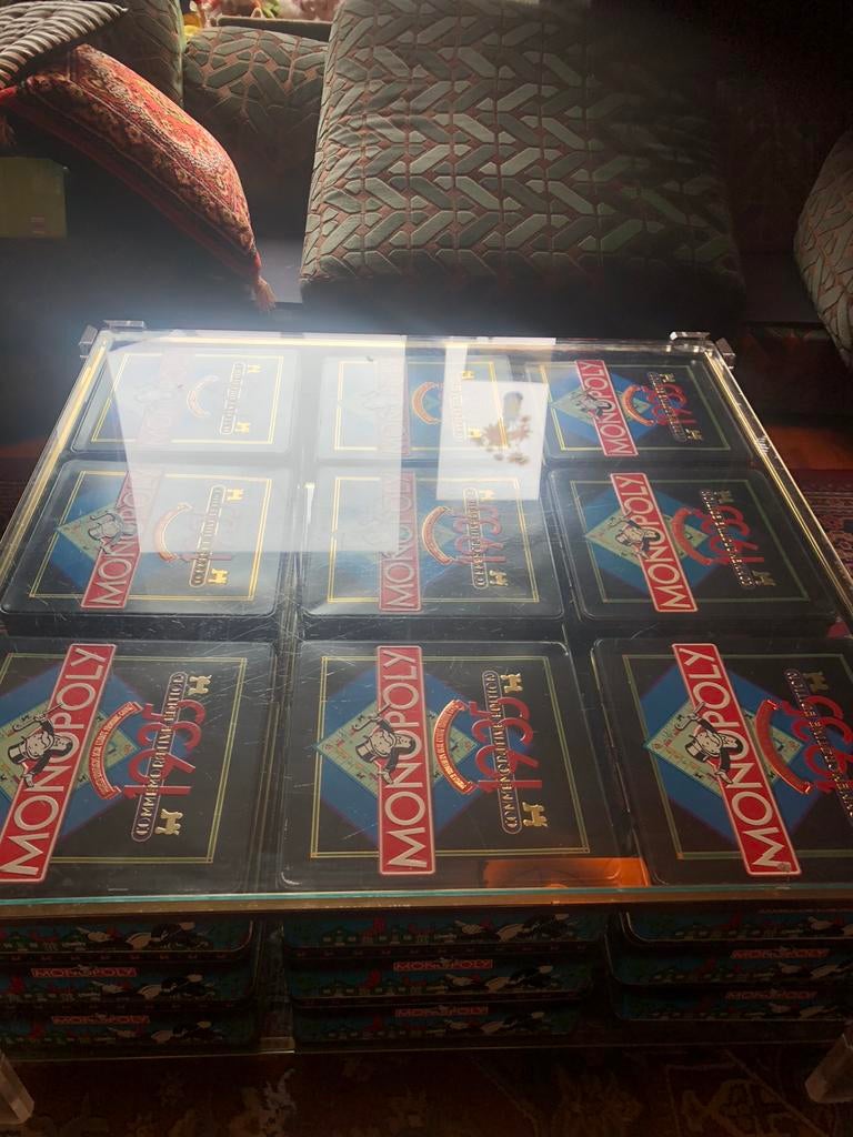 Salontafel met 27 Monopoly 1985 spellen, Ophalen, Zo goed als nieuw