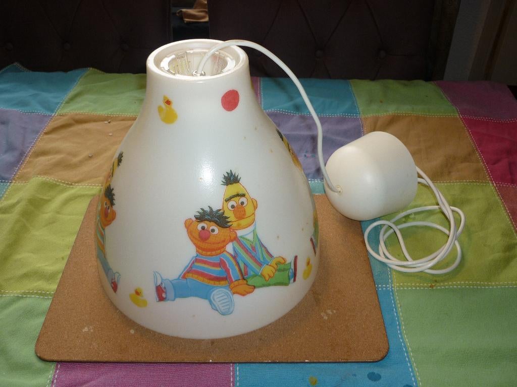 Mooie hanglamp met Bert en Ernie erop in zeer mooie staat, Huis en Inrichting, Ophalen of Verzenden, Zo goed als nieuw, Kunststof