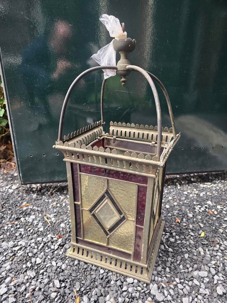 Buitenlamp hangend, glas in lood. Zit wat werk aan., Ophalen, Brons of Koper, 50 tot 75 cm