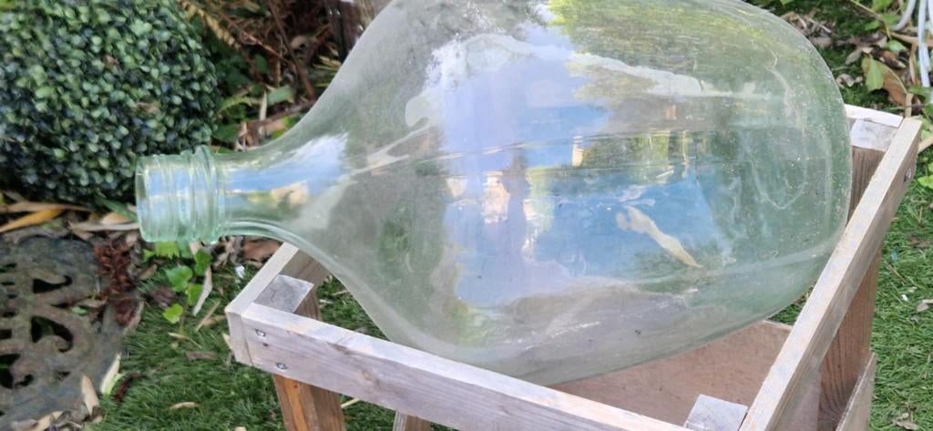 Oude glazen gistfles in houten krat (brocante), Antiek en Kunst, Curiosa en Brocante, Ophalen of Verzenden