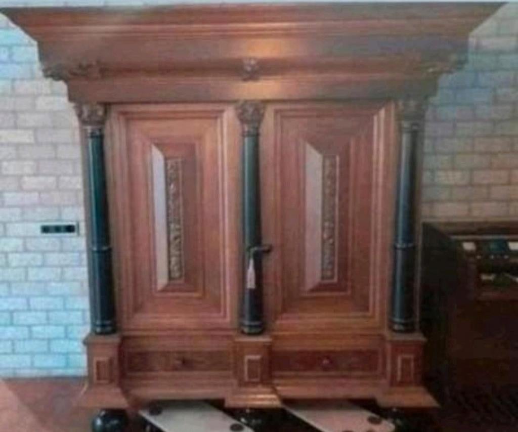 17e eeuwse kolommenkast, Antiek en Kunst, Antiek | Meubels | Kasten, Ophalen of Verzenden