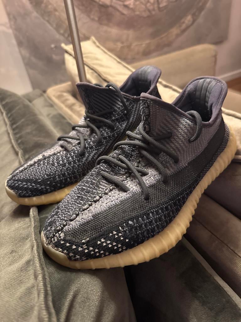 Yeezy Boost 350 V2 Carbon - Topconditie!, Kleding | Heren, Schoenen, Ophalen of Verzenden, Zo goed als nieuw, Zwart