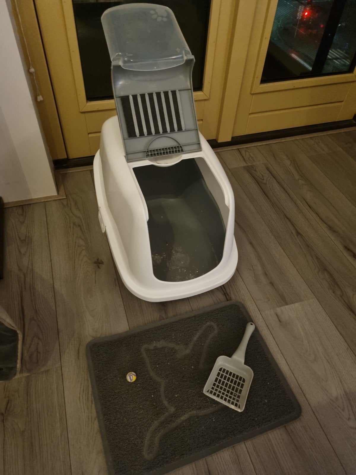 kattenbak en reismand, Ophalen