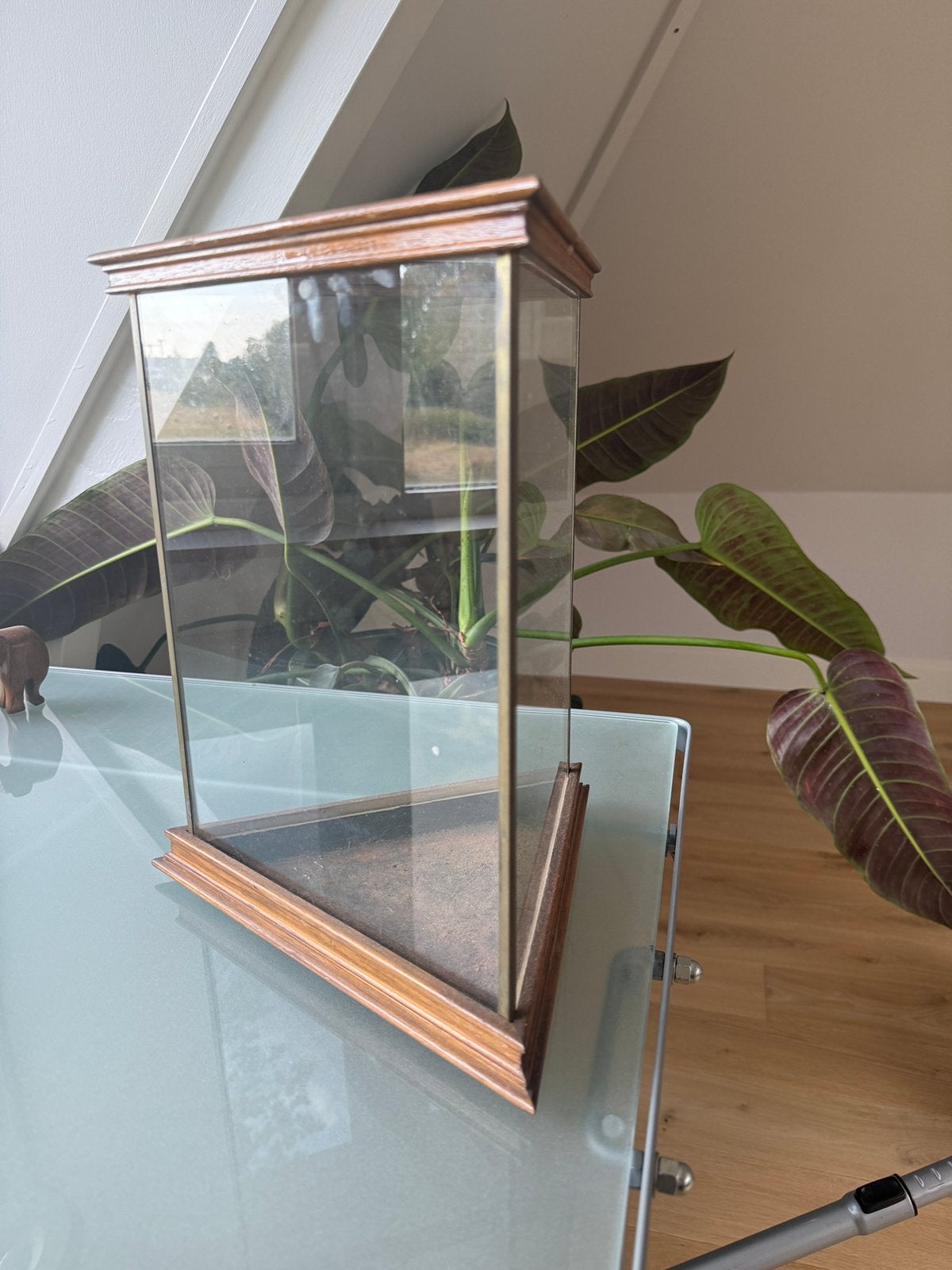 Vintage stolp vitrine driehoek, Huis en Inrichting, Woonaccessoires | Stolpen, Ophalen, Zo goed als nieuw