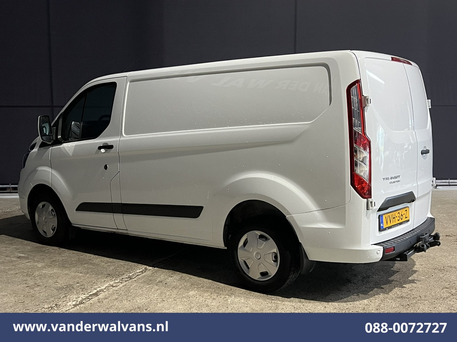 Foto 2 van Ford Transit Custom 2.0 TDCI L1H1 Euro6 Airco | Trekhaak | S