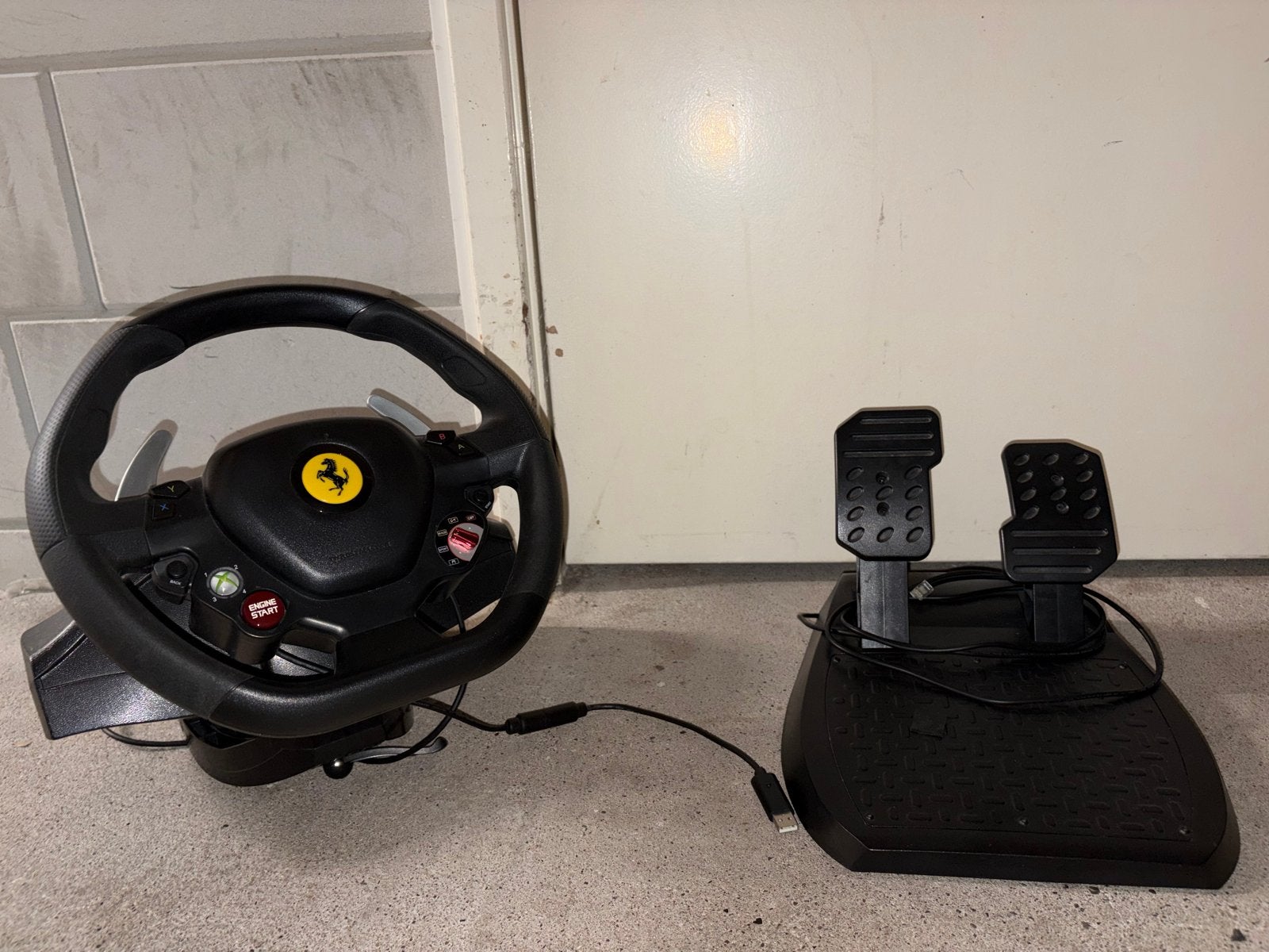 Thrustmaster Ferrari racestuur en pedalen, Ophalen, Racestuur, Gebruikt, Xbox