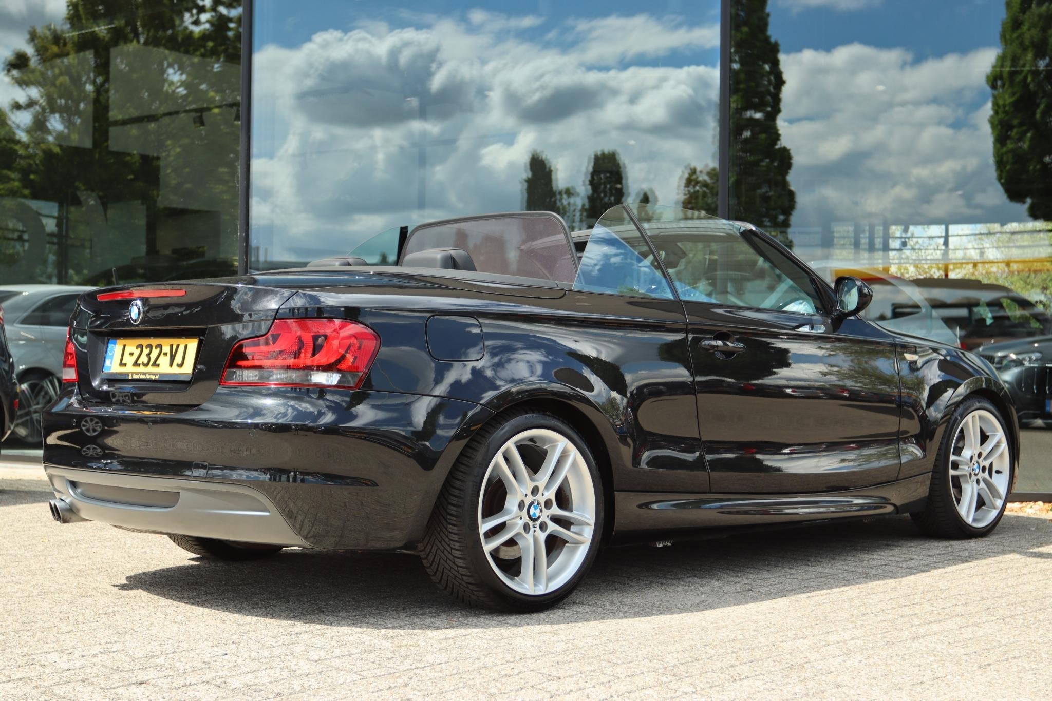BMW 1-SERIE CABRIO 125I HIGH EXECUTIVE M-SPORT | XENON | LED, Auto's, Euro 5, Achterwielaandrijving, Gebruikt, Zwart
