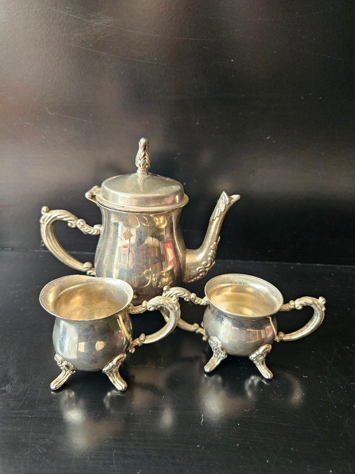 Verzilverde Theepot met Suiker- en Melkkan, Ophalen