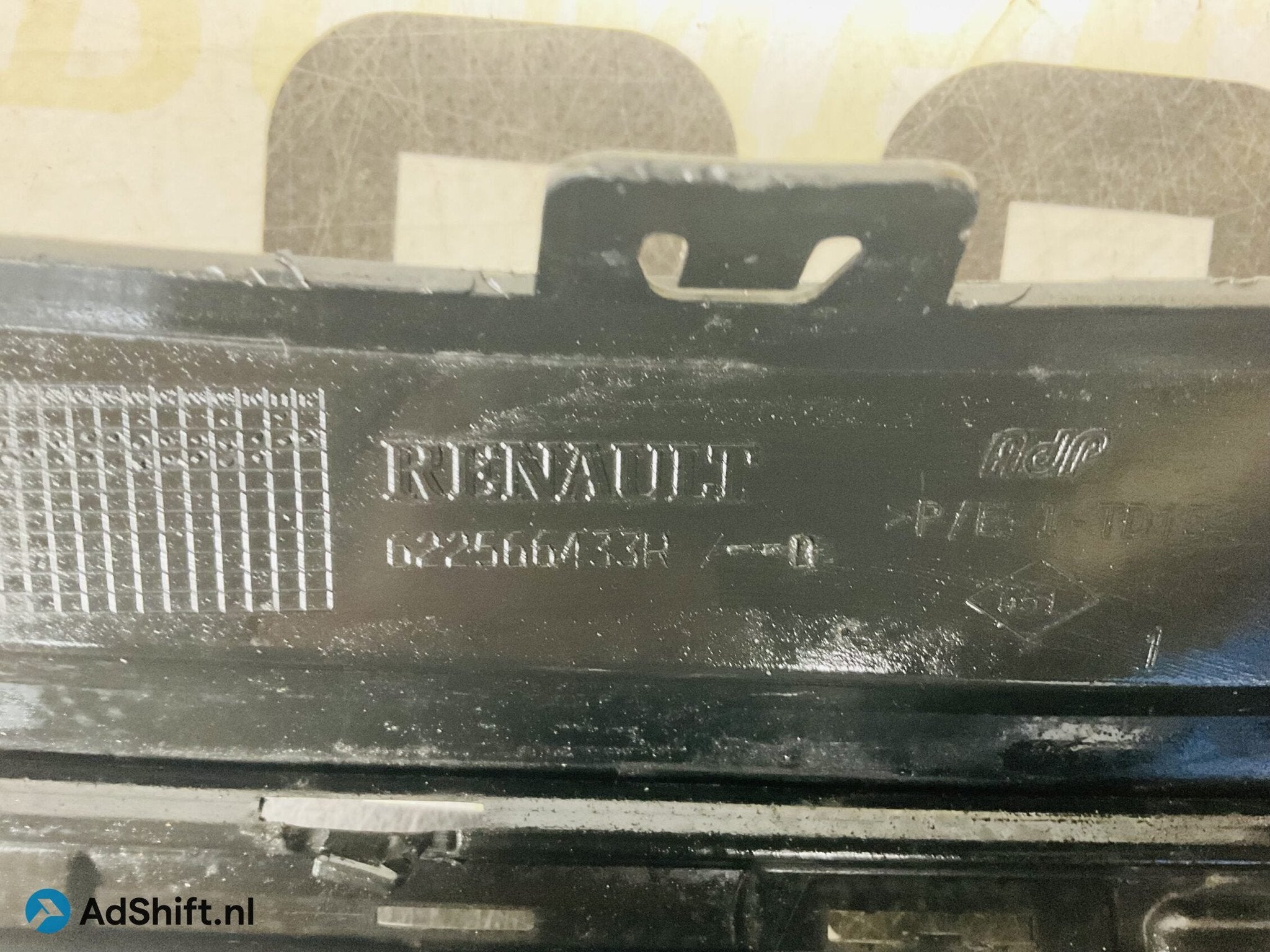 Bumper Grill Renault Twingo 3 622566433R Gril 2-M3-4080z
