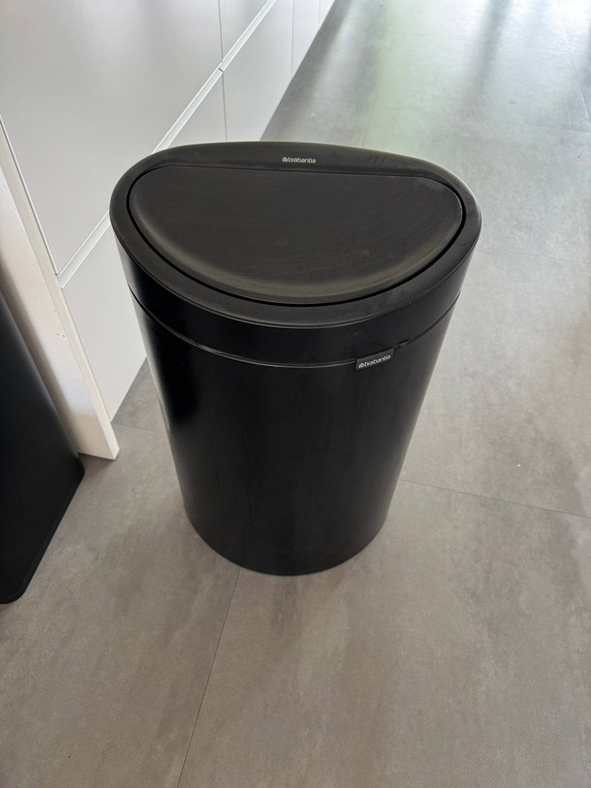Zwarte Brabantia prullenbak, Ophalen, Zo goed als nieuw, Rvs, 50 tot 75 cm