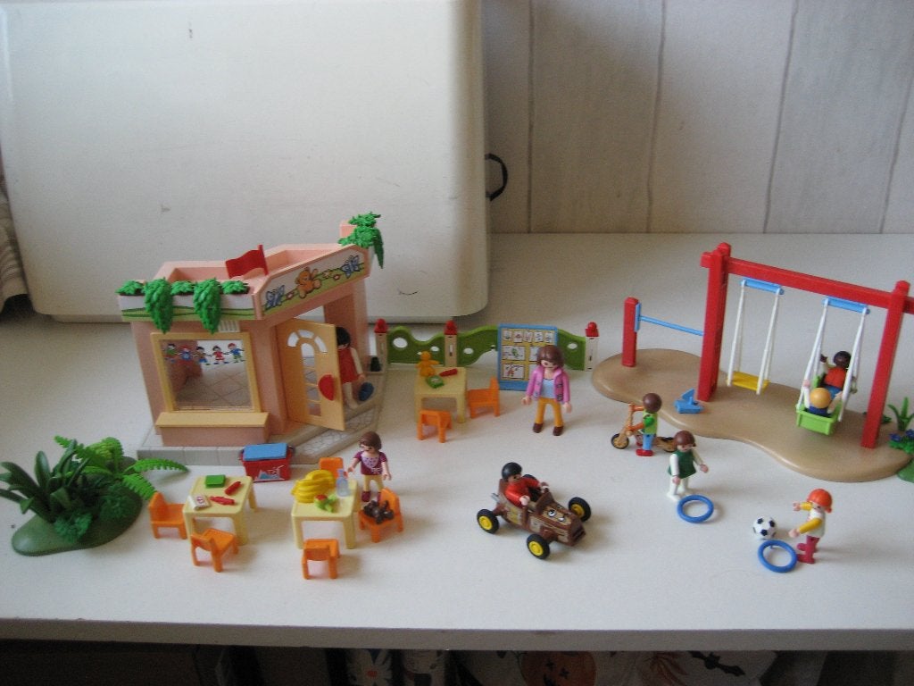 playmobil kinderdagverblijf kleuterschool, Ophalen of Verzenden, Zo goed als nieuw